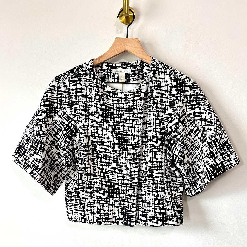Black & White Abstract Pattern Cropped Style Jacket By Kenneth Cole Size 4
